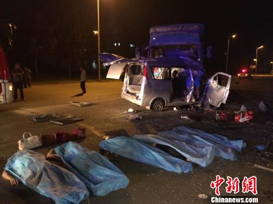 哈尔滨机场路沉特大交通变乱现场