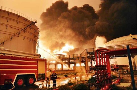 福建古雷PX化工厂爆炸油罐烧了一天一夜