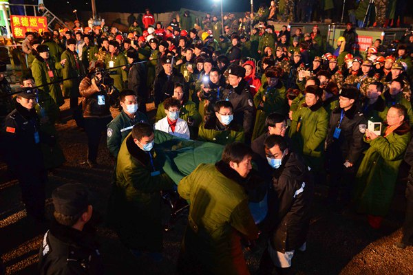 被困井下36天的一名矿工被成功救出