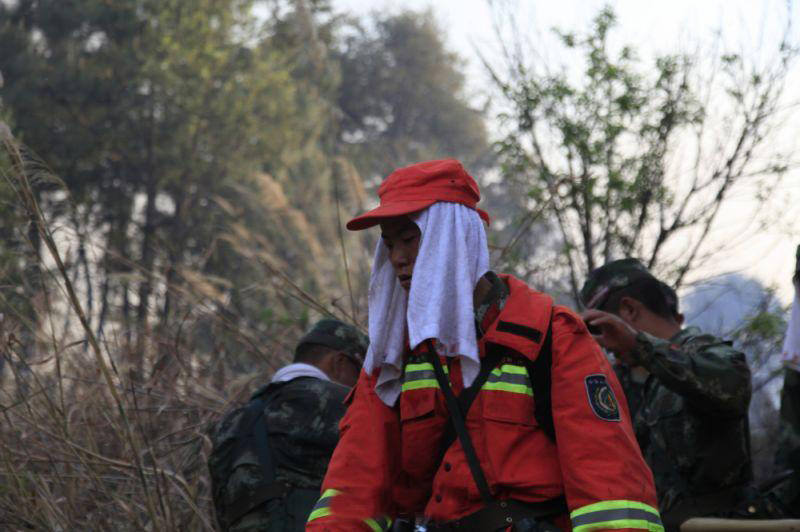云南建水县突发山林大火 800名官兵出动灭火