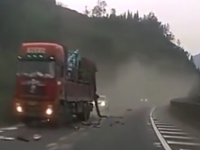 【微视频】货车公路惊现十连撞，现场一片狼藉