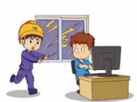 雨天出行若何预防意表触电？